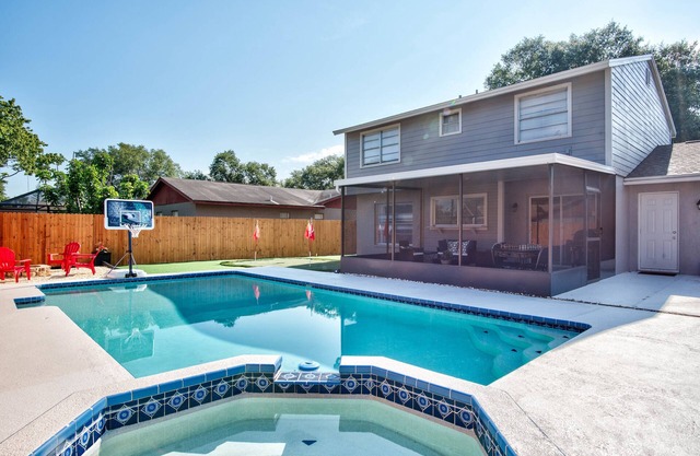 2 King Beds~Large Pool~Hot Tub~Mini Golf~Game Room and More