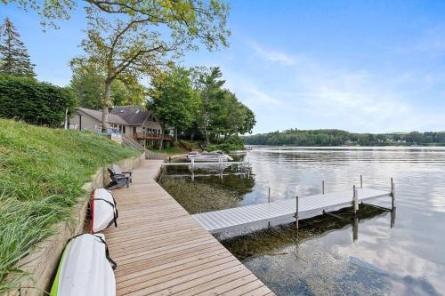 2 Lakefront Cottages with Docks, Bikes, BBQ