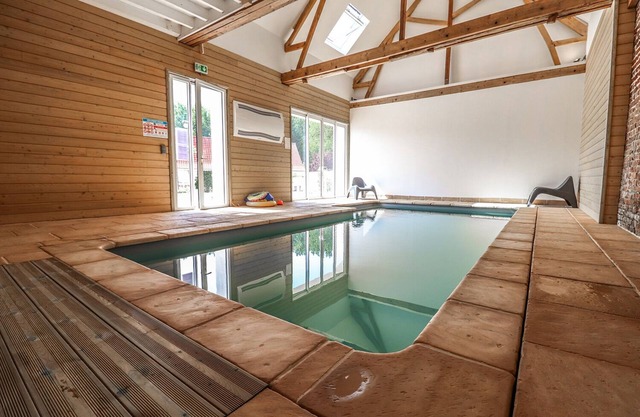 2 lodgings for 18 people with covered and heated swimming pool