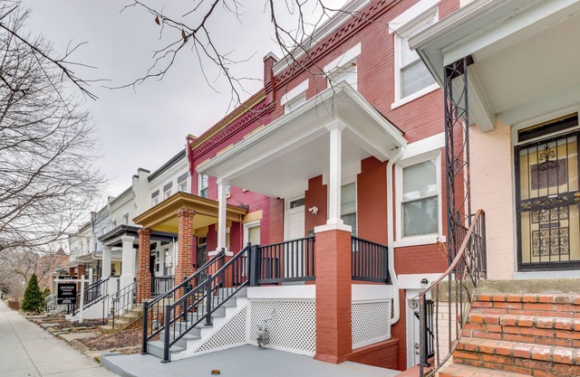 2 Mi to Dtwn DC: WFH-Friendly Apt