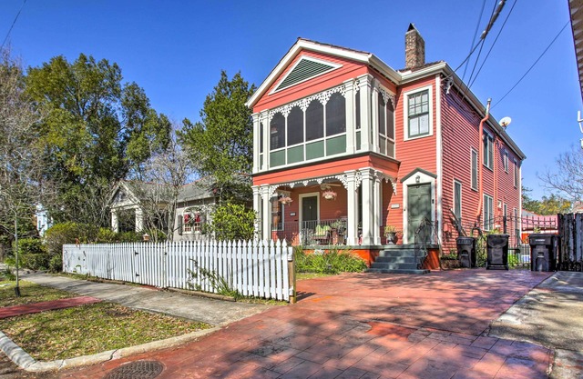 2 Mi to French Quarter: NOLA Getaway w/Porch!
