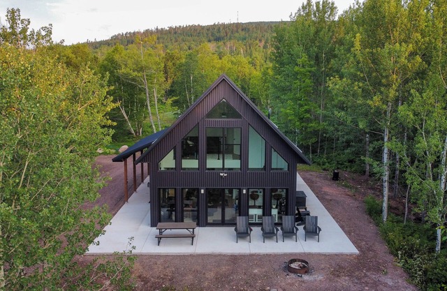 2 Mi to Lutsen Mtns: Modern Cabin w/Fire Pit!