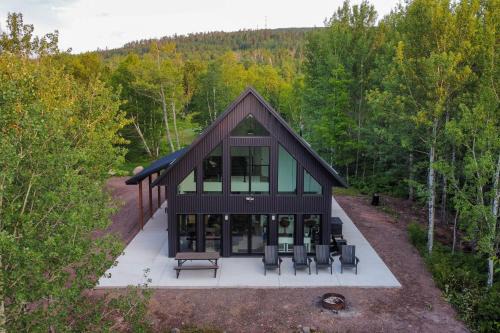 2 Mi to Lutsen Mtns Modern Cabin with Fire Pit!
