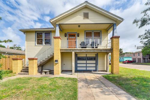 2 Mi to Pleasure Pier Pet-Friendly Gem with Yard