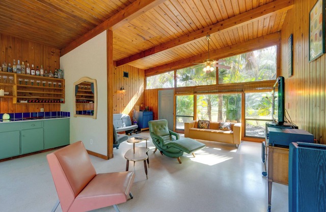 2 Mi to Riverwalk: Palmetto Gem w/Fire Pit & BBQ