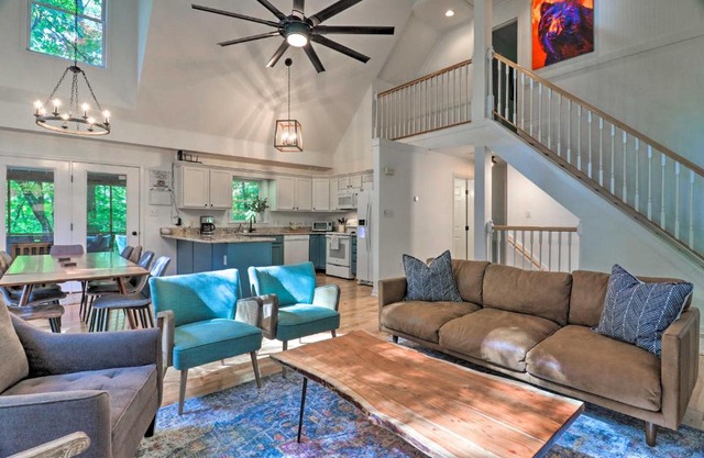 2 Mi to Sapphire Resort Home with Hot Tub and Games!