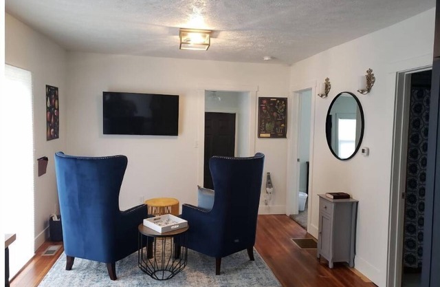 2 min from downtown Lincoln-Attractive & Cozy. Firepit & popcorn machine.