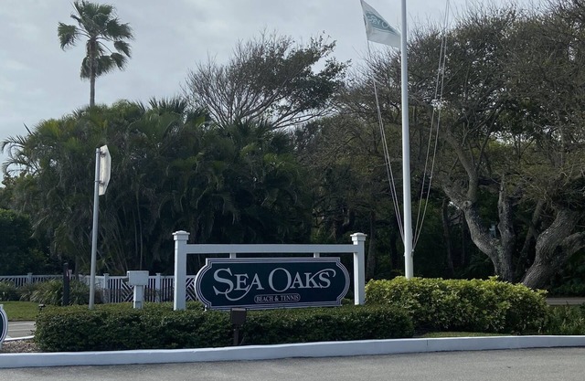 2 min walk, beachside pool, bar and outside dining, 16tennis courts .Gated.
