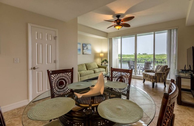 2 minute walk to beach, restaurants, bars, fitness center, tennis courts, pier and so much more! Amazing views! Sleeps 6!