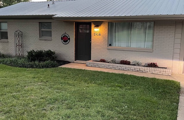 2 minutes to Baum! 2 minutes to interstate! Pet friendly. Fenced in back yard.