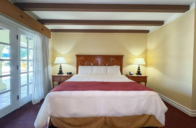 2 Pet-Friendly Colonial Hideaway w/Pool, Fitness, and Onsite Dining