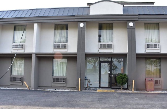2 Pet-friendly Units, Right on Budget! FREE Parking, Minutes to Thatcher Woods!