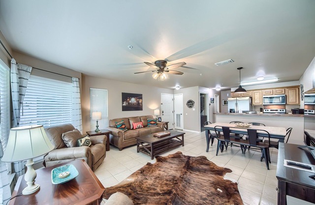 2 Pools, 4 Hot tubs on the Guadalupe River! Walk to Schlitterbahn!