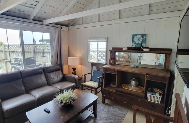 2 Private Beach Front Cottages on the Lake in Beautiful Port Stanley