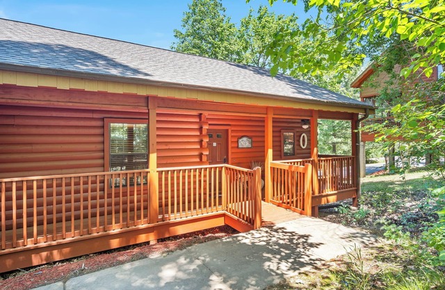 2 Queen BR Cozy Walk-in Log Cabin close to Branson Entertainment