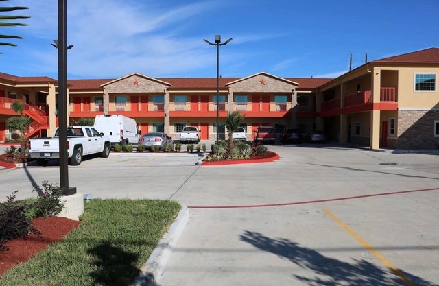 2 Queens, Scottish Inns IAH, Shuttle to Airport, Right off Highway 1960