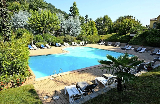 2-room corner apartment in a residence with approx. 8 ha. large park and pool