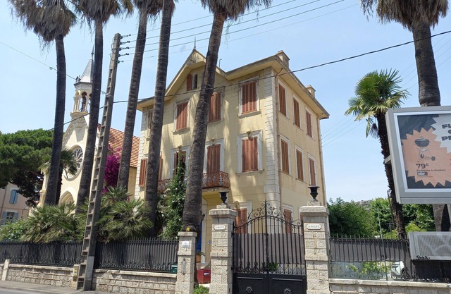 2 rooms in the town center, equipped, tourist port, beaches, shops, private car parks.
