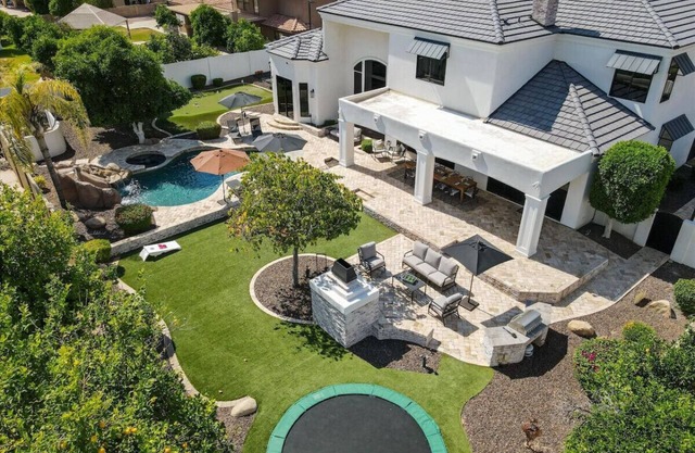 2 Separate Game Rooms, Heated Pool, Spa, Basket Ball, Putt-Putt, Trampoline!