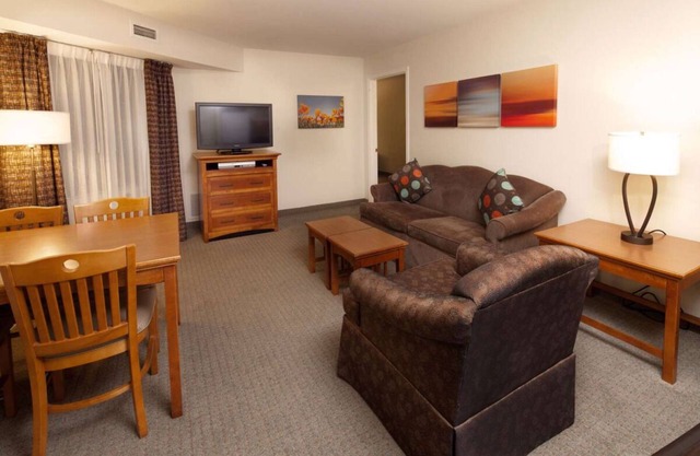 2 Spaces Pet-friendly Property w/Pool and Parking, Near Parmenter Gazebo Garden