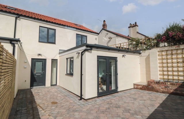 2 STAVELEY COTTAGES, pet friendly, with a garden in Great Driffield