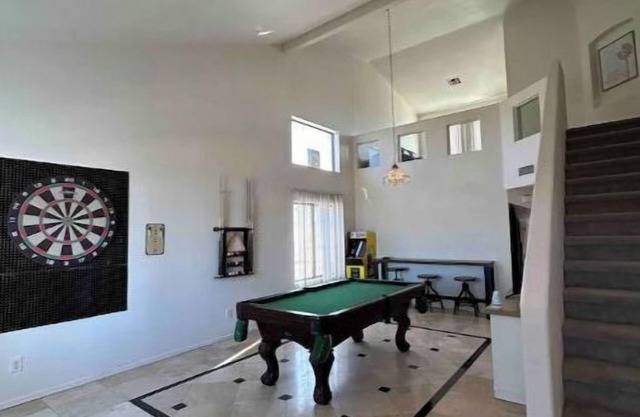 2-Story Home, 10 minutes away from Spring Training!