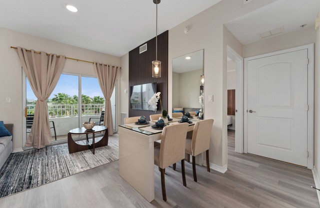 2 Suites, Sleep 6, Kitchen, Near Epic Univ