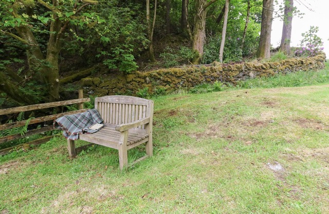 2 TAYNESS, family friendly, character holiday cottage in Kilmartin