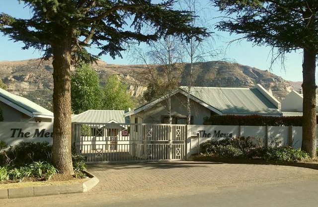 2 The Mews - easy walk to town and the CVC