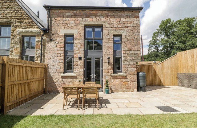 2 THE OLD SCHOOL, family friendly, with a garden in Ruspidge