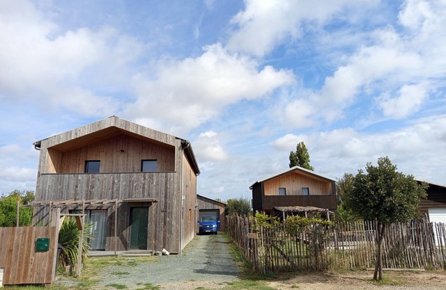 2 wooden houses near the ocean. Quiet, perfect for family gatherings.