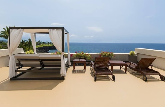 2 x Club Oceanfront 2 Double Beds at Outrigger Kona Resort and Spa