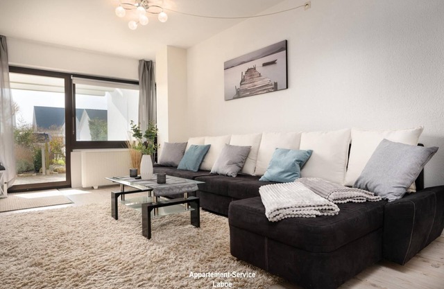 2 Zimmer-wohnung mit Terrasse Über 30 m² für bis zu 3 Personen, im Erdgeschoss des Haus Flying Dutchman, Gelegen an der Wunderschönen Marina in Wendtorf, Kombiniertes Wohnschlafzimmer mit Großer Schlafcouch, Schlafzimmer mit Französischem Do