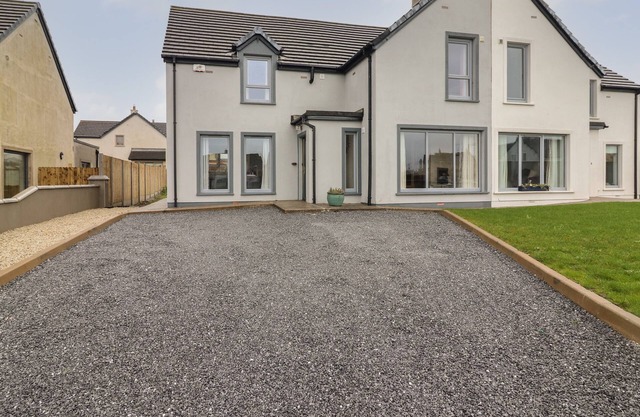 20 LIGHTHOUSE VILLAGE, family friendly in Fenit, County Kerry