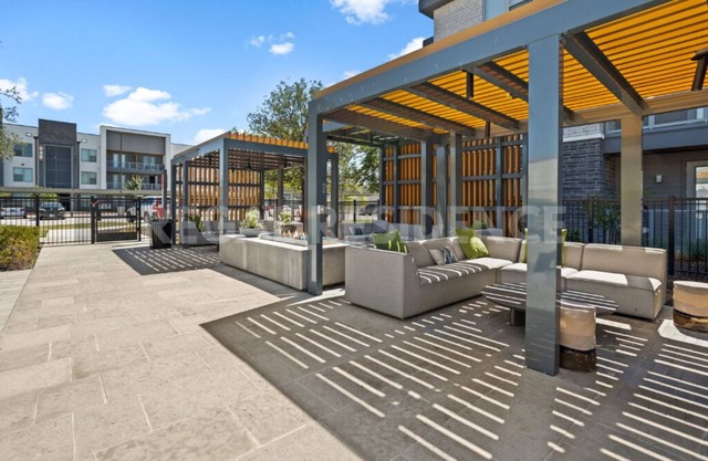 20 min to AT&T | Gym | 2 Beds | 1 King Bed