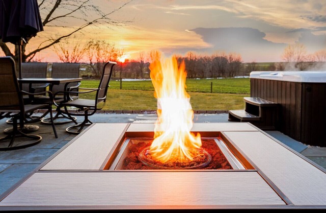 20 min to Sight& Sound*game room*patio*hot tub