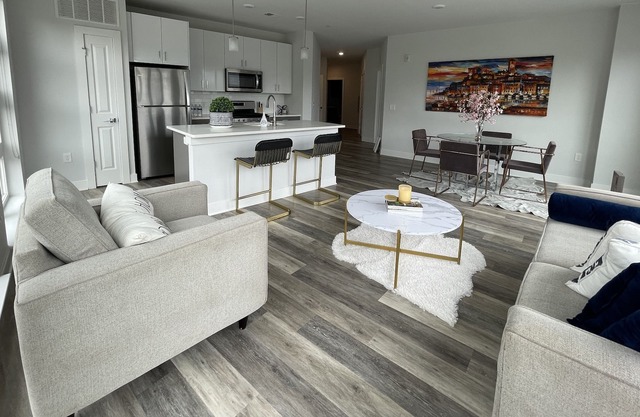 20 minute from Newark Airport & 2 minutes to the Netherwood Station -