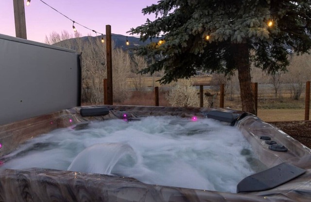20 minutes to Monarch w/Hot Tub & Game Room!
