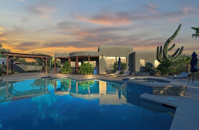 20% OFF! Captivating 4-bedroom house w/sparkling pool, spa and views!