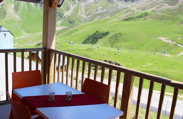 200m from shops, view ski slopes/mountain, swimming pool, terrace, parking, tv, ski locker, 56m²