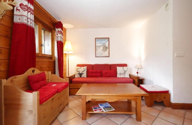 200m from ski lifts, Ground floor, view mountain, swimming pool, balcony, parking, tv, ski locker