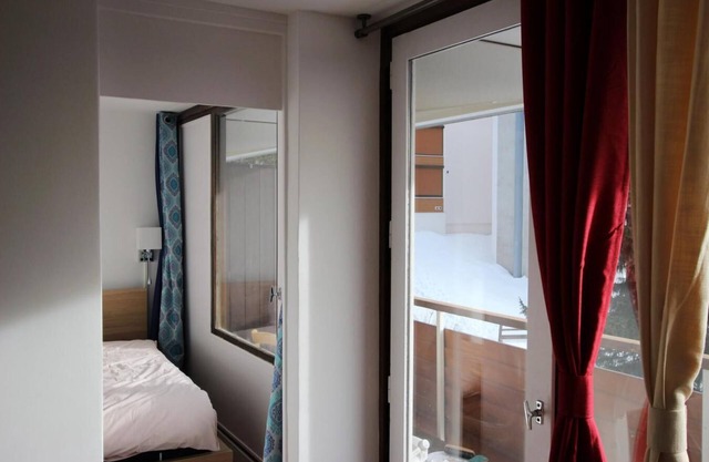 200m from ski slopes, 5th floor, balcony, tv, ski locker, 31m², Chamrousse