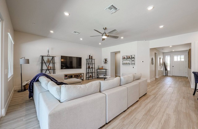 2023 Built BOUGIE Resort in Old Town-Heated LUXE Pool, 2 Posh Masters, 4Baths