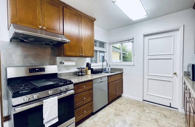 205 Central Cozy 3B1b home in San Mateo/garage parking