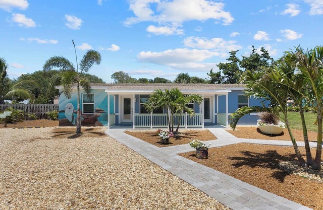 215 Dolphin | King Bed | 1 Block to Beach!