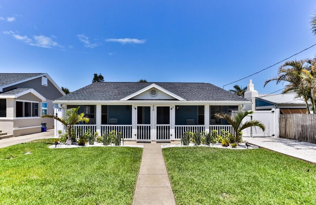 216 Kirkland Suite 1 - 1/1 beachside pool home!