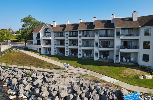 223 Edgewater Inn