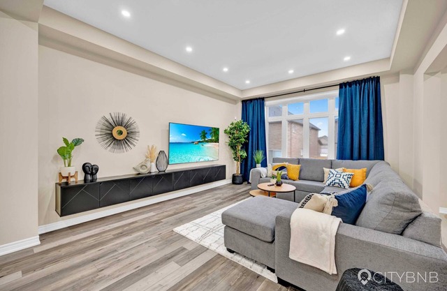 22min drive to Niagara. Sleeps 10. 1GB. 5 Bd/4 Bth
