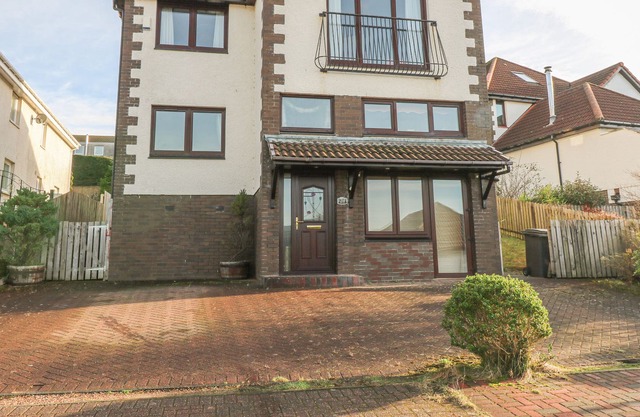 24 BURNS DRIVE, family friendly, with a garden in Wemyss Bay
