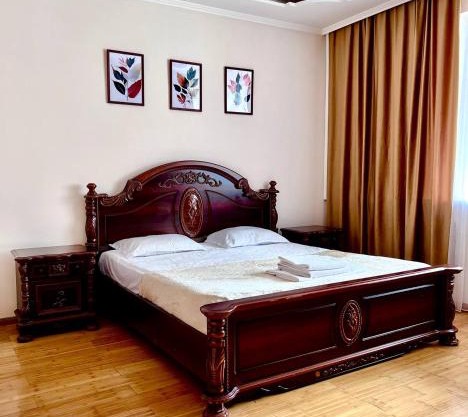 241 Просторные теплые и уютные апартаменты у Байтерека с 3 кроватями и 2 диванами и 2 санузлами